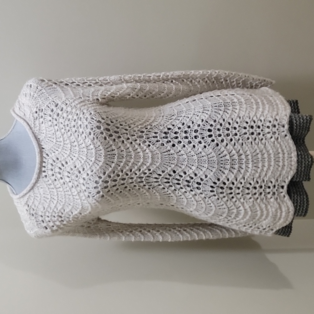 JESSICA SIMPSON MATERNITY SWEATER SMALL IN GOOD CONDITION